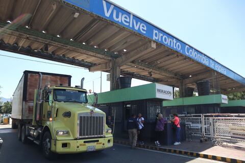 Venezuela cierra la frontera terrestre y suspende los vuelos con Colombia