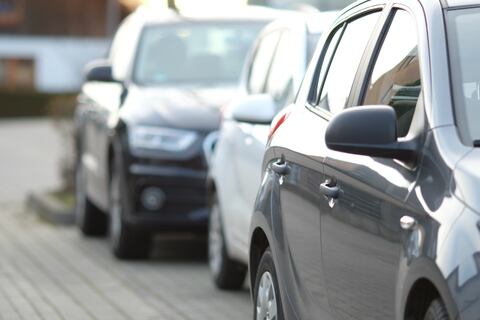 Multas de $25 por estacionar mal, incluso sin señales de advertencia: En esta ciudad de California ya aplican la nueva ley