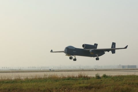 Primer dron nodriza de 16 toneladas del mundo completa vuelo inicial: está diseñado para desplegar enjambres de drones más pequeños