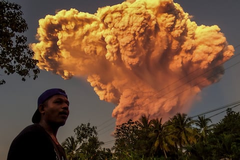 Alerta máxima por volcán en erupción en Indonesia