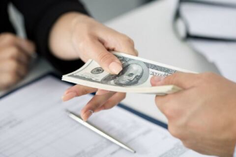 Tasas de interés en Ecuador se redujeron por débil demanda en 2021; son las más bajas comparadas con otras economías dolarizadas