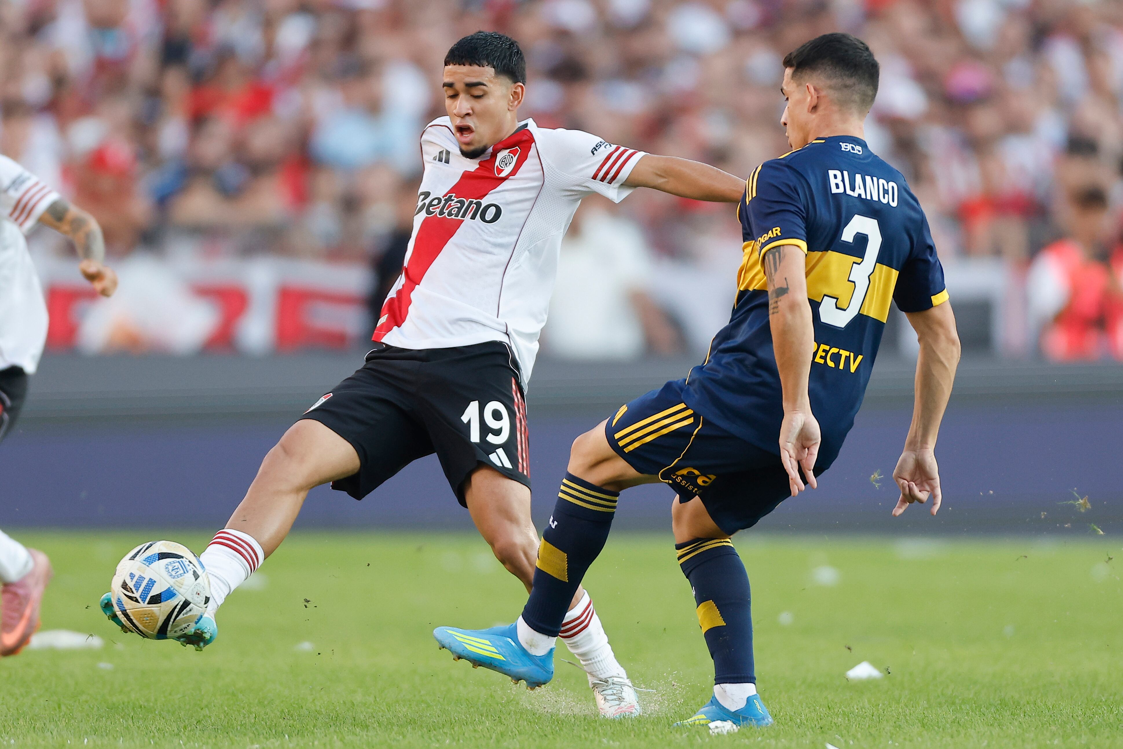 Kendry Páez, titular en el Superclásico, no pudo evitar la derrota de River ante Boca