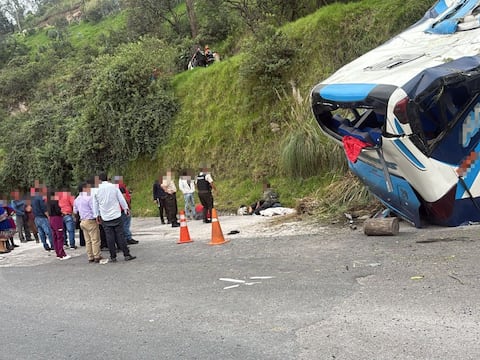 Bus que cubría la ruta Baños-Cuenca se volcó en Alausí: seis personas heridas