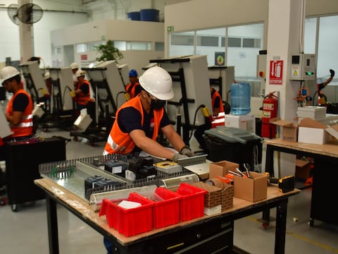 Empleo adecuado mejoró en noviembre, pero aún no llega a niveles prepandemia