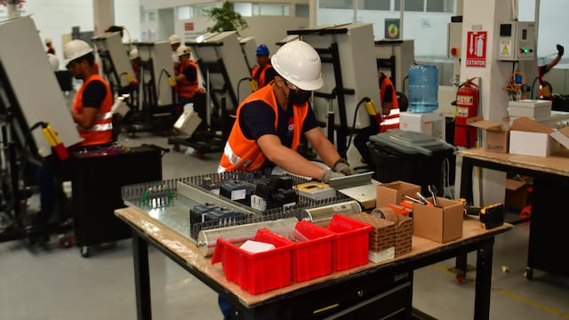 Empleo adecuado mejoró en noviembre, pero aún no llega a niveles prepandemia