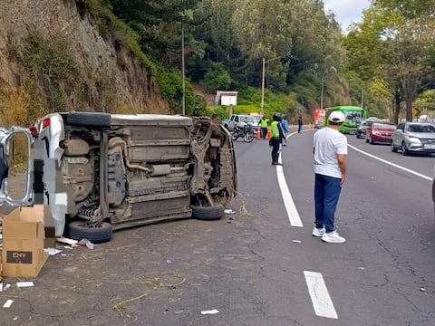 Automóvil se volcó en la av. Simón Bolívar: tres personas heridas