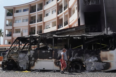Política con fuerza o abrazos