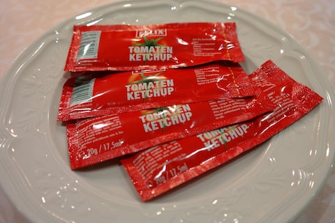 Europa le dice adiós a los sobres de salsa de tomate y mayonesa por nueva normativa