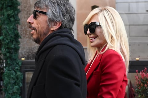 Donatella Versace honra a Valentino con un traje rojo: Las celebridades llegan al funeral del fallecido diseñador italiano