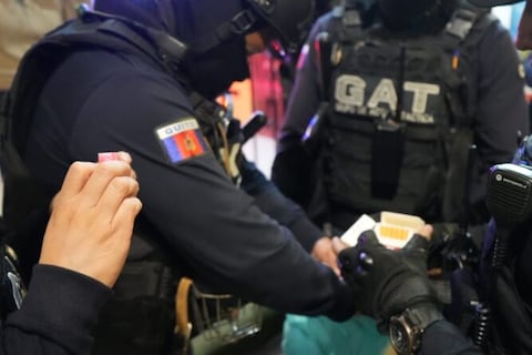 Operativo conjunto en Quito deja un detenido, 40 litros de licor destruidos y 120 unidades de tabaco incautadas