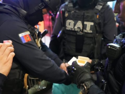 Operativo conjunto en Quito deja un detenido, 40 litros de licor destruidos y 120 unidades de tabaco incautadas