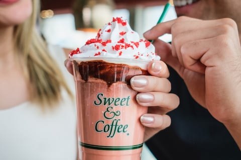 San Valentín: cadenas de cafeterías compiten con nuevos productos de temporada, campañas digitales y sorteos