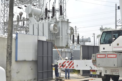 “Apagones no hay, tuvimos una falla en un equipo”: CNEL explica labores de reposición de transformador en potencia que resultó afectado en La Aurora