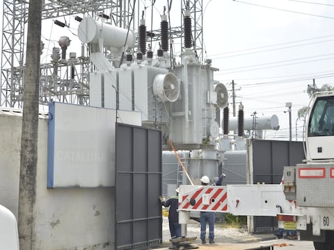 “Apagones no hay, tuvimos una falla en un equipo”: CNEL explica labores de reposición de transformador en potencia que resultó afectado en La Aurora