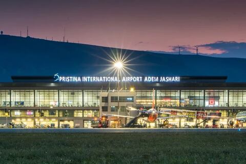 Kosovo recibe a los primeros 50 migrantes deportados por EE. UU.