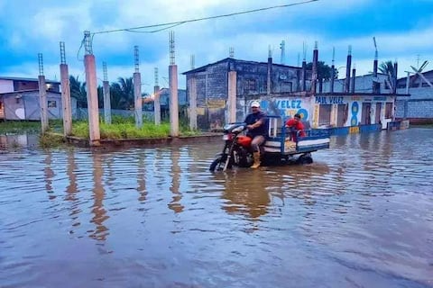 Aguaje inundó calles y viviendas de tres poblaciones de Muisne, en el sur de Esmeraldas