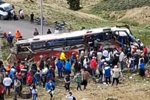 Bus que cubría ruta Ambato-Simiatug cayó a un abismo