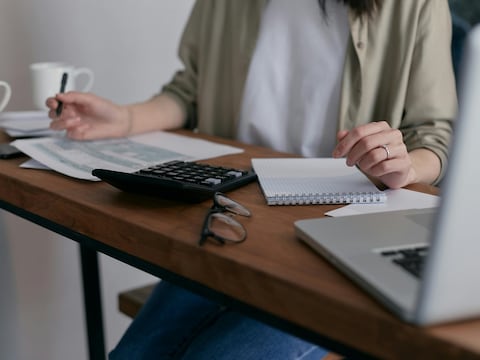 ¿Los hijos que vivan en casa de sus padres deben pagar un tributo por eso en España?, ¿qué dicen expertos?