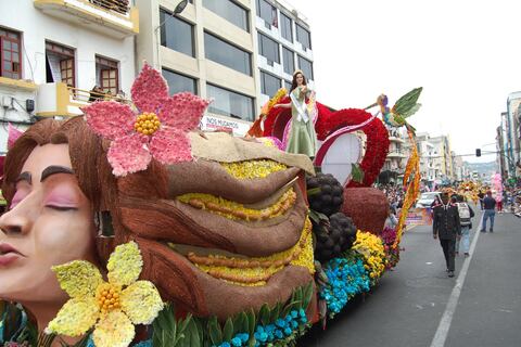 Fátima Bosch en Ambato: la Miss Universo encendió el desfile de la Fiesta de la Fruta y de las Flores