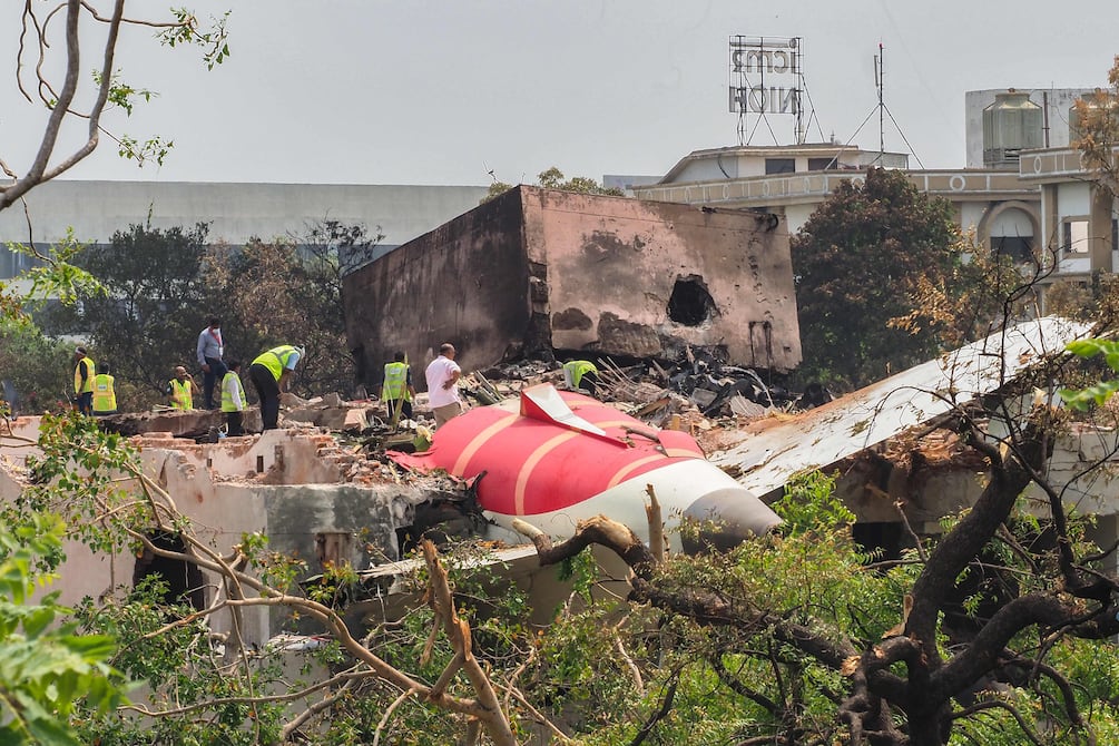 Encuentran la caja negra del avión de Air India que se estrelló matando a 265 personas