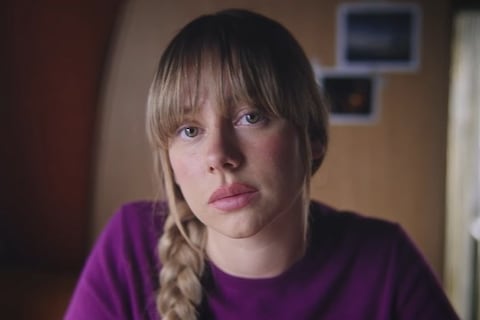 El nuevo video de Ester Expósito expone un caso de violencia vicaria basado en un texto de Hernán Casciari