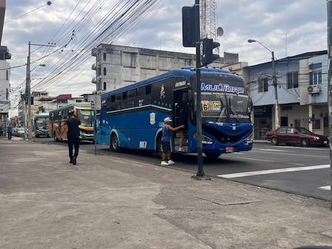 Transportistas de Machala advierten con suspender operaciones para pedir revisión de tarifa: alcalde recuerda que está prohibido parar el servicio
