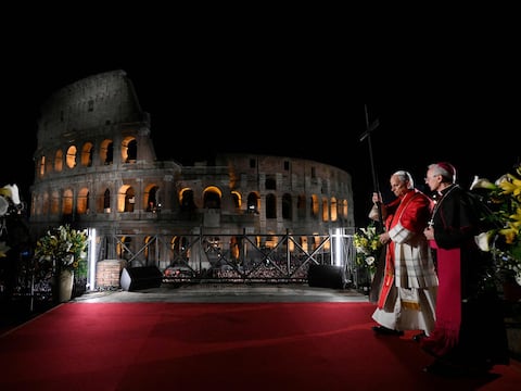 León XIV recupera la tradición de portar la cruz en multitudinario viacrucis en el Coliseo