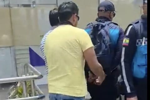 Agente de control metropolitano de Ibarra es aprehendido por extorsión junto a otra persona