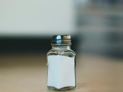 La sal que consumen los guayaquileños tiene microplásticos: estudio revela contaminación de productos comerciales