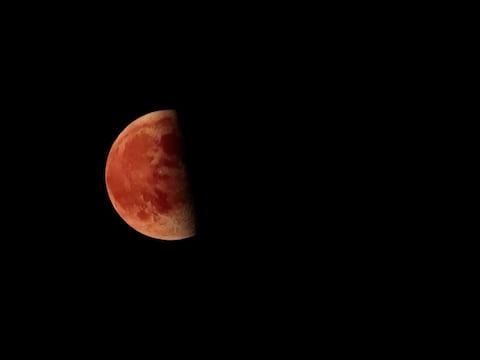 Cielo rojo sangre: ¿Qué peligro hay si veo el eclipse lunar del 3 de marzo de 2026 de forma directa?