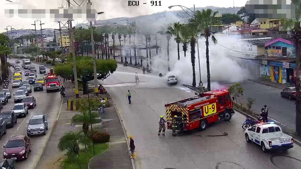 Vehículo se incendia en avenida de Guayaquil, sin heridos reportados