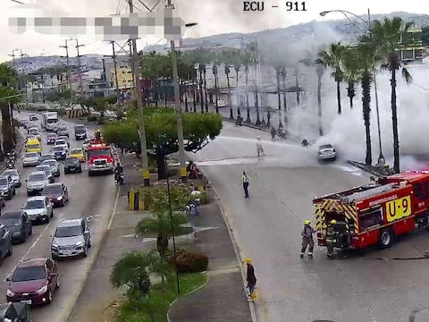 Un carro se incendió en la avenida Francisco de Orellana, en el norte de Guayaquil
