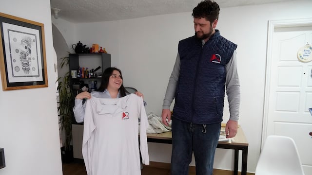 Así es la vida en Quito de Juan David Chang, el hombre de 2,15 metros que calza 53: “Cruzar puertas y abordar buses es un reto”