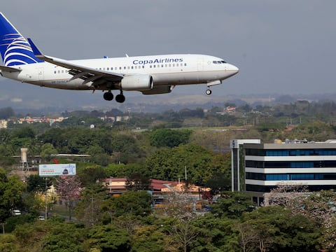 Aerolíneas en apuros por crisis de combustible en Cuba: Escalas, retrasos y riesgo de quedarse varados afecta a turistas y migrantes