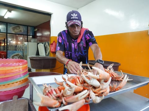 Comerciantes retoman la venta de cangrejo en el centro de Guayaquil tras concluir la primera veda del año