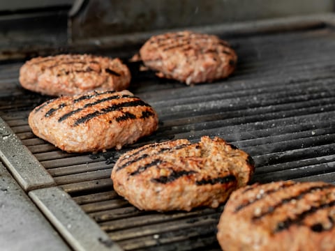 Carne cruda y una bacteria silenciosa: El examen que reveló cómo una simple hamburguesa terminó con la vida de un niño en horas