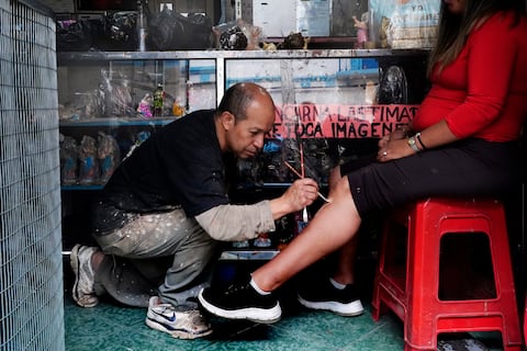 Pigmentos, óleos y fe: una tradición de generaciones que sana imágenes y también a los quiteños en San Roque