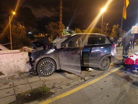 Accidente en Cuenca deja cuatro heridos y daños en puente