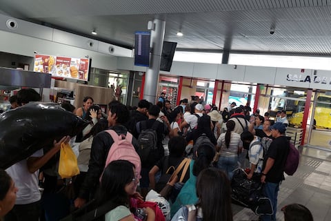 Más de 2.000 personas salen de Guayaquil a balnearios por la terminal Costa en las primeras horas del feriado