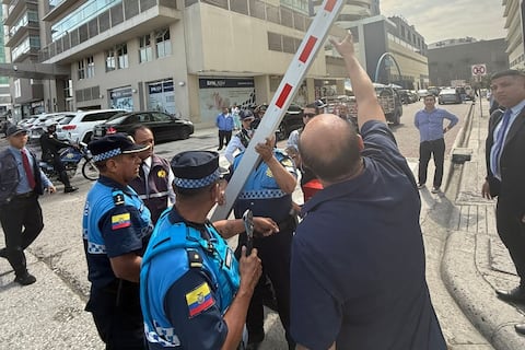 Agentes de la ATM retiran estructura de seguridad instalada sin autorización en vía de acceso a zona empresarial en Guayaquil