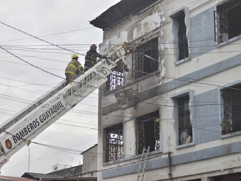 “Lo único que quisiera saber es si mi perro está vivo o muerto. Lo demás se puede recuperar”, dice afectada por incendio en el centro de Guayaquil