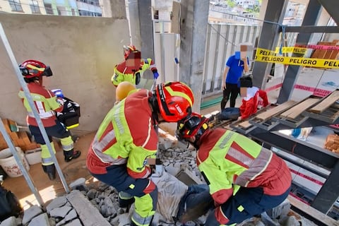 Caída de andamio deja un trabajador fallecido y tres heridos en el norte de Quito