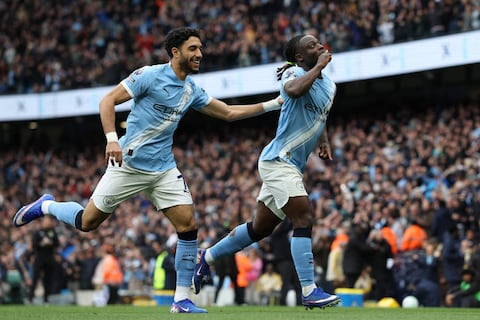 Manchester City golea al Brentford y mete presión al Arsenal de Piero Hincapié en Premier League