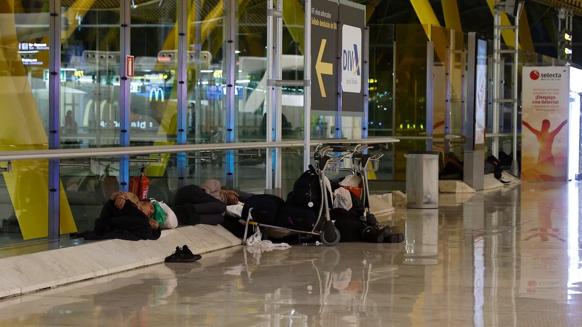 Aeropuerto de Madrid prohíbe dormir en sus instalaciones: estas son las nuevas medidas que aplican desde el 24 de julio