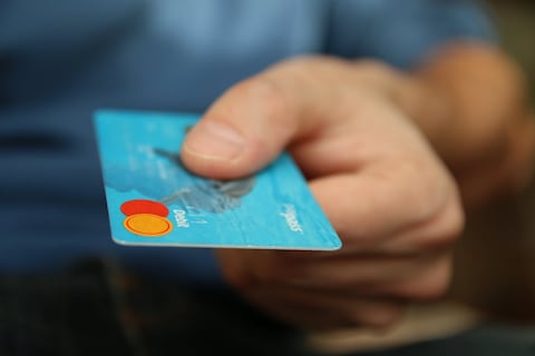 ¿Qué pasa si pagas de más en tu tarjeta de crédito?