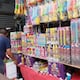 Bahía de Guayaquil reactiva la venta de espumas, pistolas de agua y globos por la cercanía del carnaval