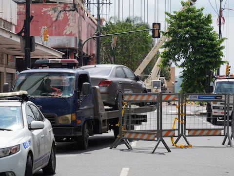 Dueños de autos atrapados en el Multicomercio pagan hasta $ 550 por el retiro con grúas: así se realiza proceso