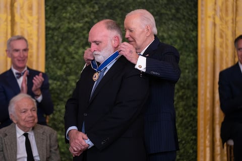 El chef José Andrés, Messi, Bono, Michael J. Fox, entre otros, reciben la mayor distinción del presidente de EE.UU.