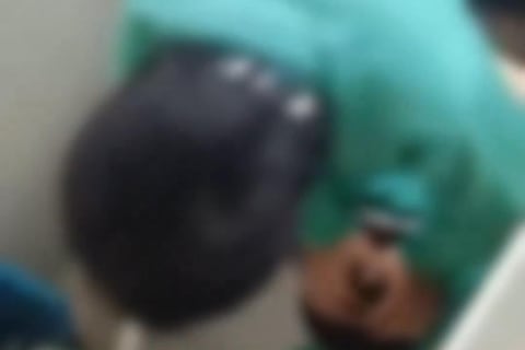 Intentó meter la cabeza de su compañero en un inodoro: nuevo caso de ‘bullying’ en colegio municipal de Quito