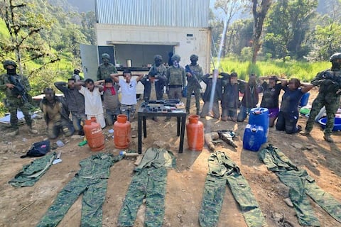 Ejército captura a presuntos integrantes de Los Lobos en operativo contra minería ilegal en Santo Domingo de los Tsáchilas